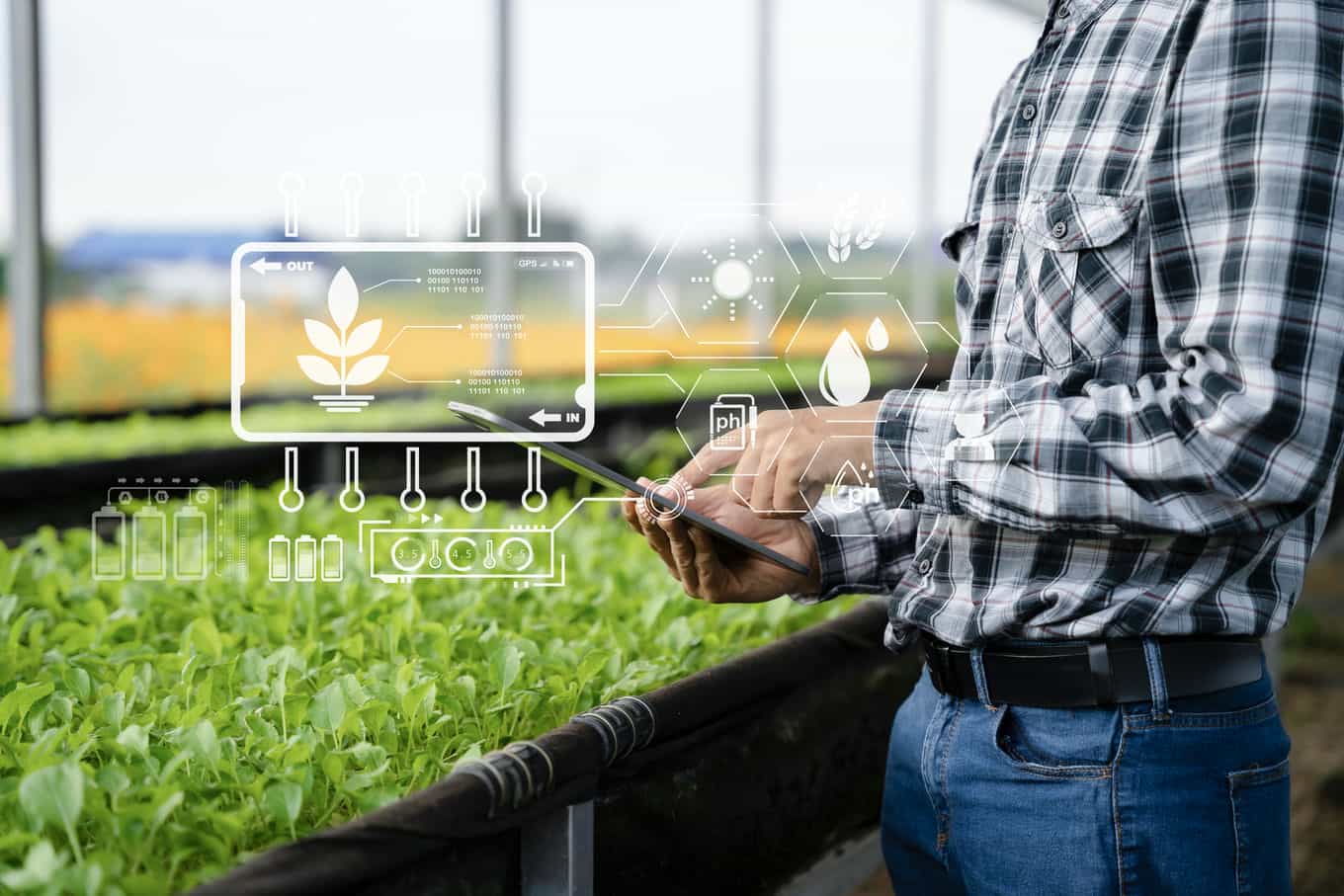 granjero-de-tecnologia-agricola-que-usa-tableta-y-telefono-inteligente-analizando-datos-e-icono-de-imagen-matutina