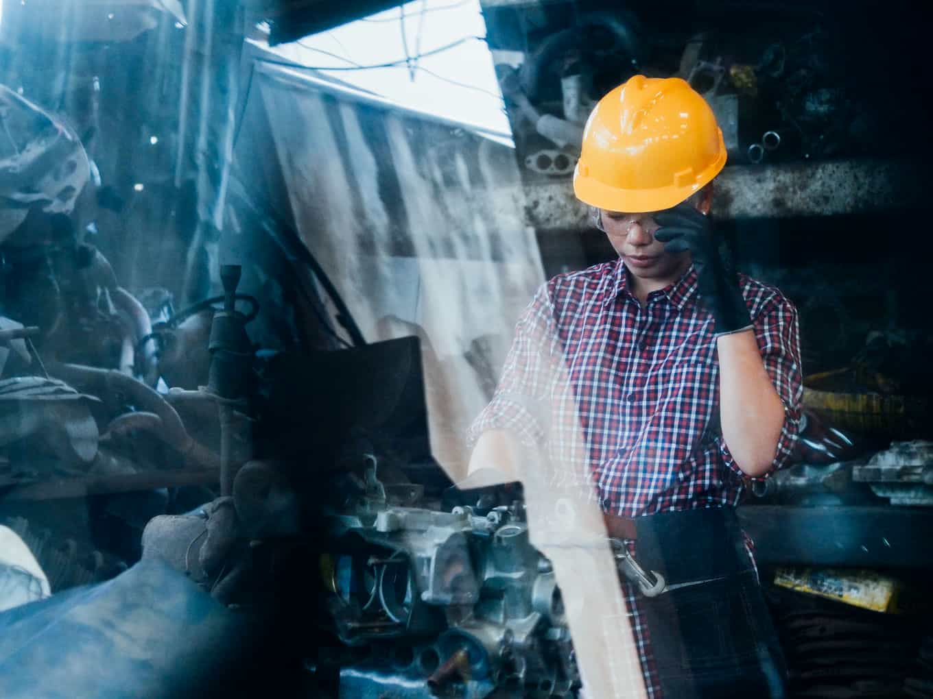 ingeniera-con-casco-amarillo