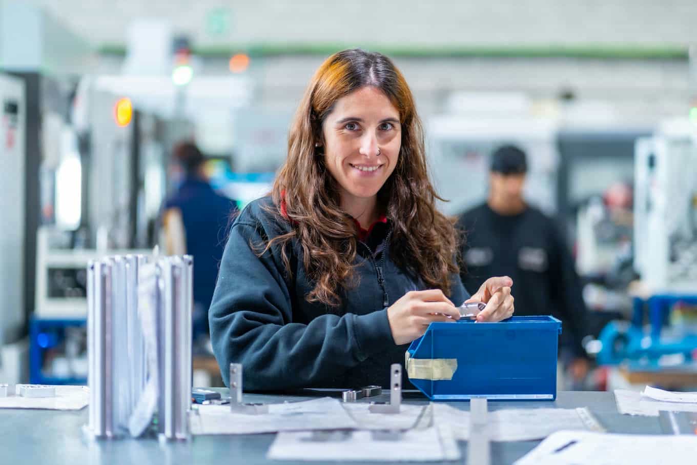 ingeniera-que-trabaja-en-una-fabrica-de-cnc-en-el-proceso-de-control-de-calidad