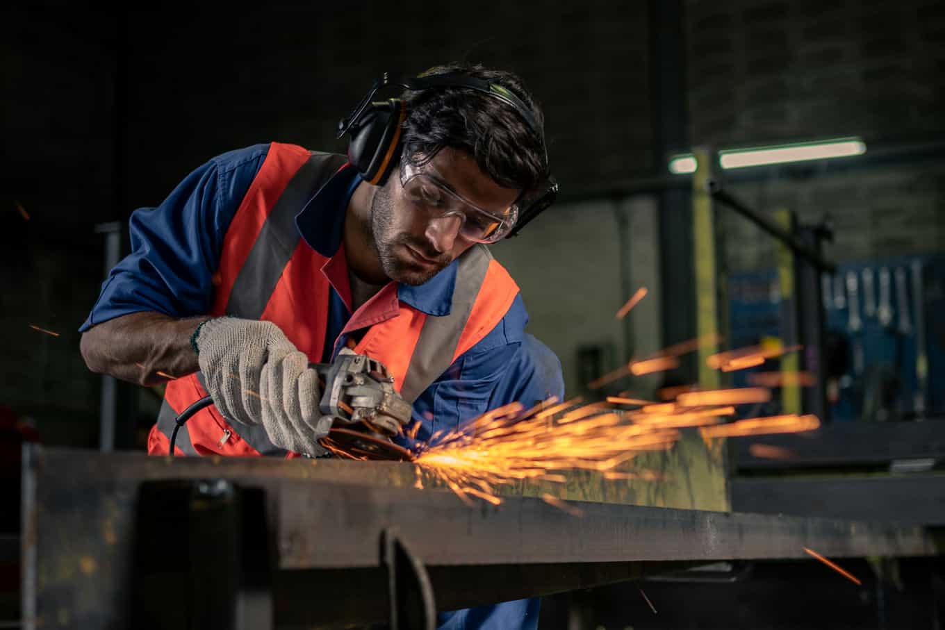 ingeniero-masculino-que-trabaja-en-una-fabrica-industrial (1)