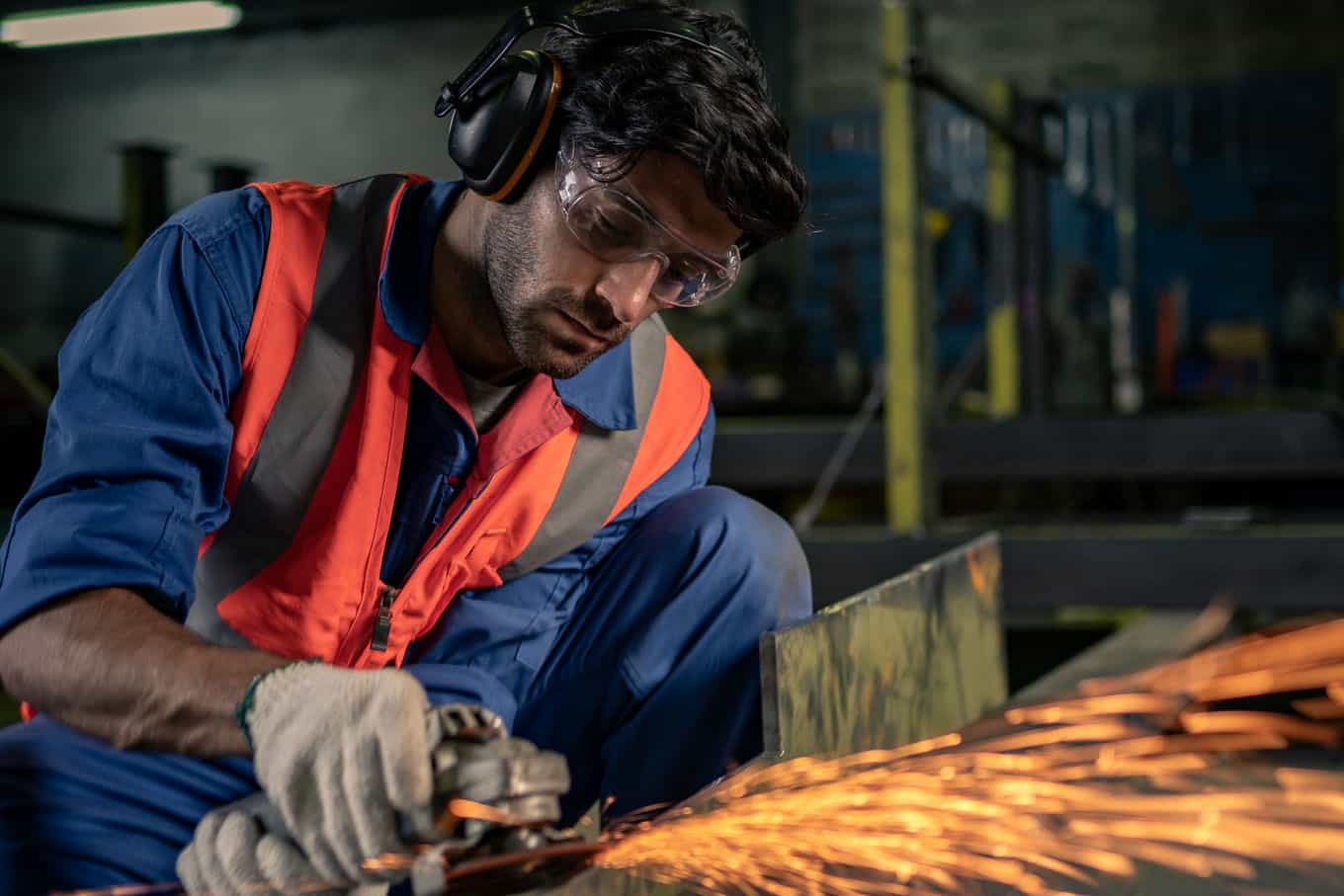 ingeniero-masculino-que-trabaja-en-una-fabrica-industrial