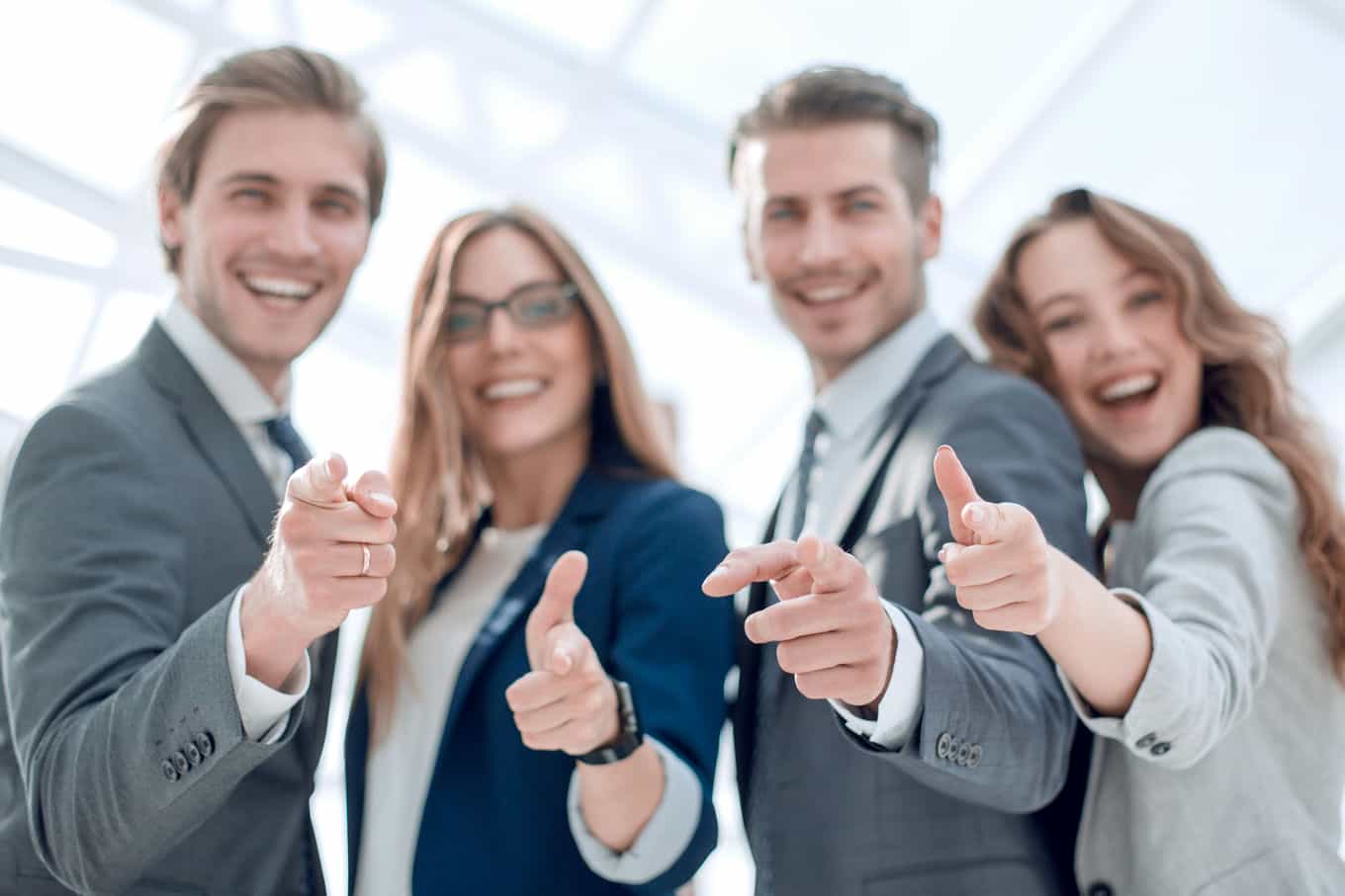muchas-personas-felices-se-juntan-como-equipo-para-motivarse