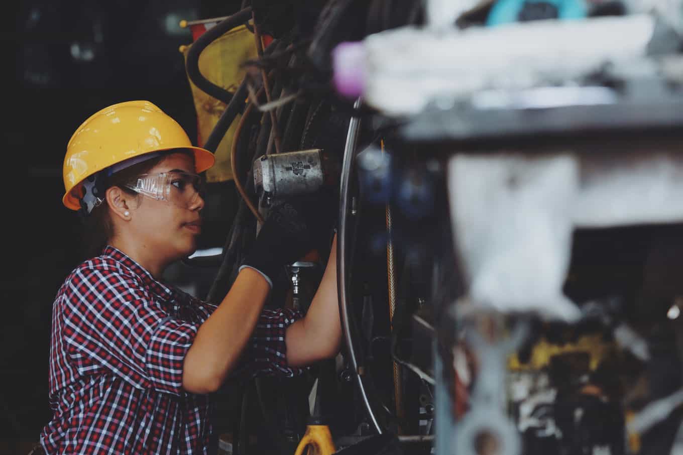 mujer-que-trabaja-en-la-industria