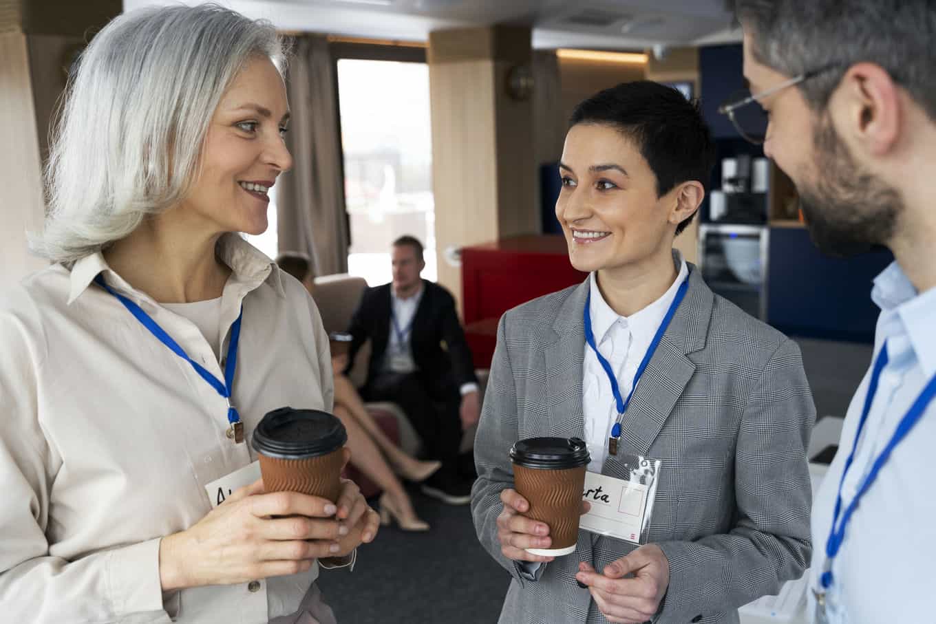 personas-que-participan-en-eventos-de-negocios (1)