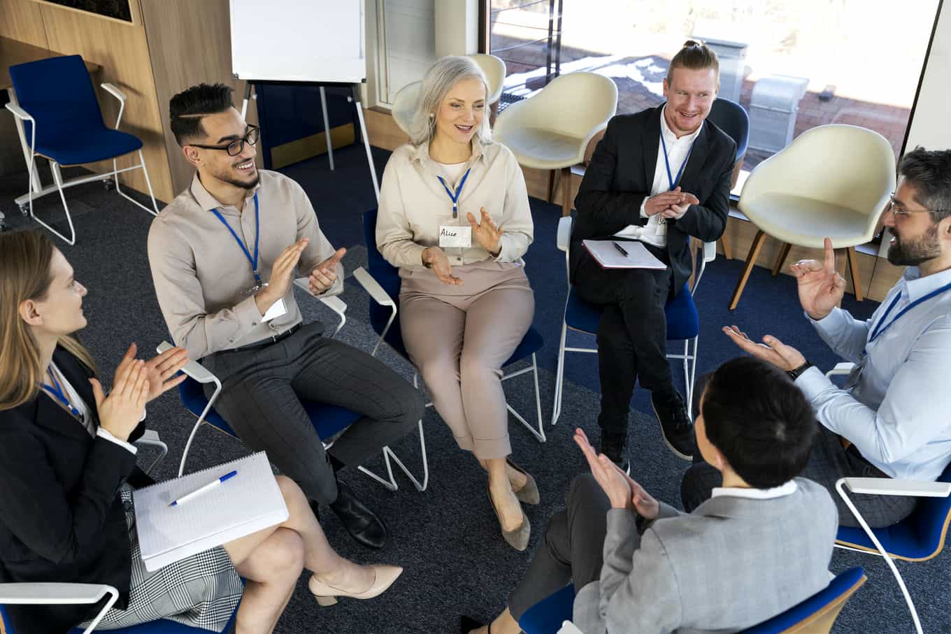 personas-que-participan-en-eventos-de-negocios