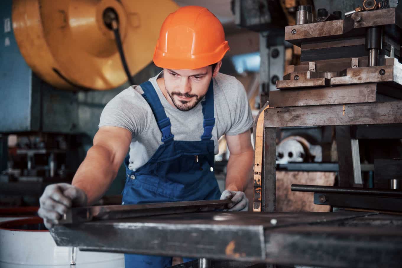 retrato-de-un-joven-trabajador-con-un-casco-en-una-gran-fabrica-de-reciclaje-de-residuos