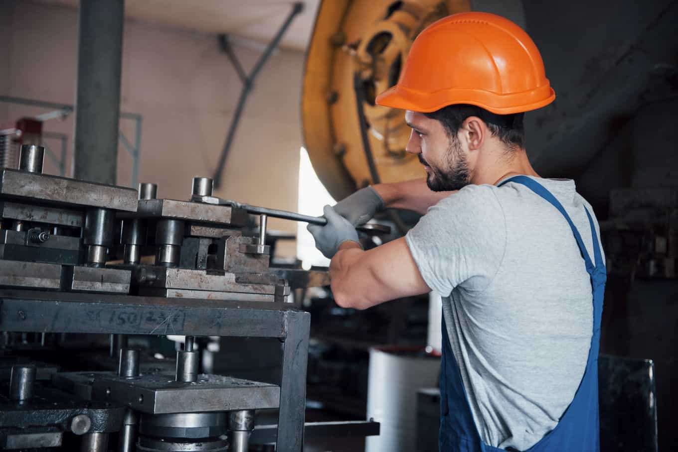 retrato-de-un-joven-trabajador-con-un-casco-en-una-gran-planta-metalurgica