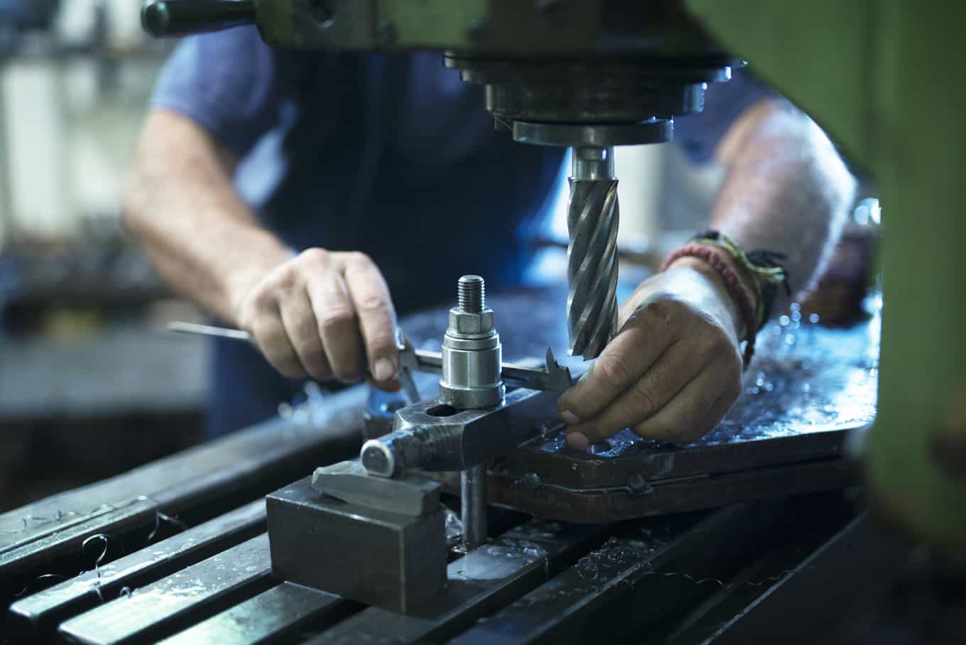 trabajador-de-funcionamiento-de-la-maquina-industrial-en-el-taller-de-metal