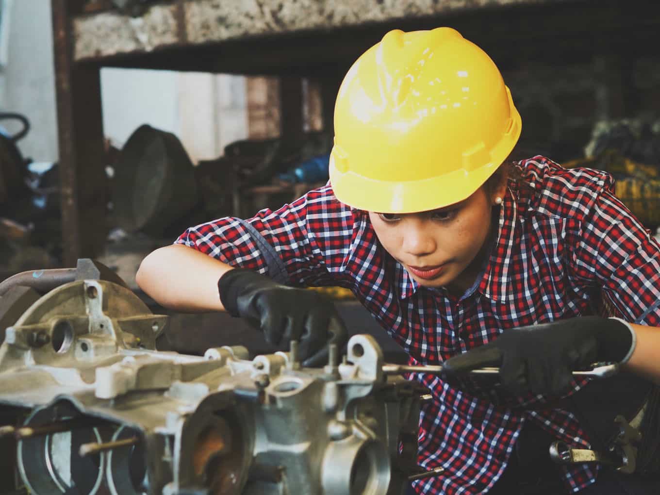 trabajador-manual-que-trabaja-en-un-taller
